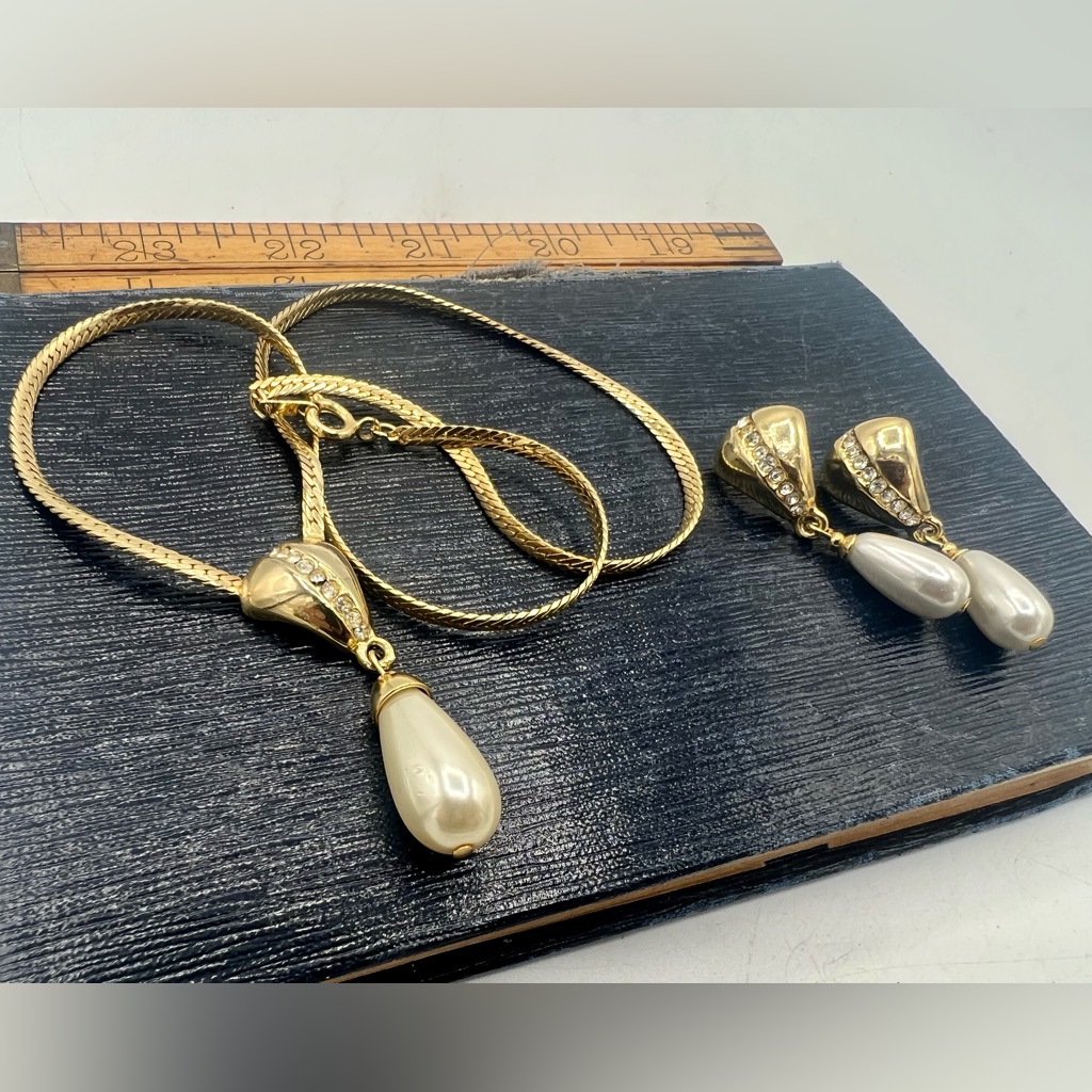 Vintage Gold Tone Chain Necklace With Faux Pearl Pendant & Matching Earrings Set